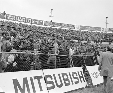 881462 Gezicht op de tribune van het stadion Galgenwaard (Herculesplein) te Utrecht, met het publiek tijdens de ...